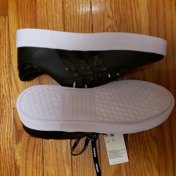 NEW ADIDAS SNEAKER - Picture 3 of 6